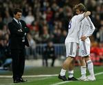 Real Madrids David Beckham(til højre)må udgå med en skade og trøstes af holdkammeraten Antonio Cassano, mens træner Fabio Capello(til venstre)ser til. 