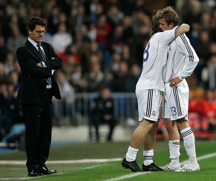 Real Madrids David Beckham(til højre)må udgå med en skade og trøstes af holdkammeraten Antonio Cassano, mens træner Fabio Capello(til venstre)ser til. 