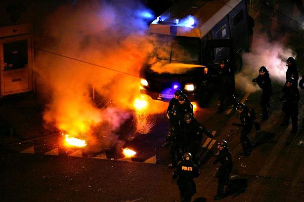 Brandbomber blev kylet mod betjente på Sankt Hans Torv. 