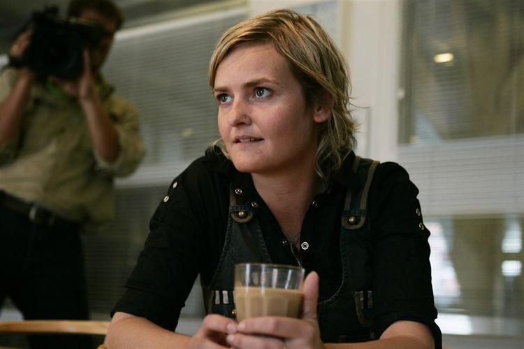 Pernille Rosenkrantz-Theil er på vej ud af Folketinget. 