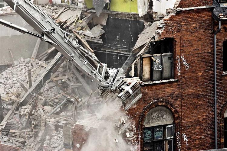 Flere politikere er ærgelige over, at Ungdomshuset bliver revet ned. 