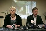 Mens lysbilleder af Ungdomshuset kørte på væggen bag dem, fortalte Faderhusets leder Ruth Evensen og hendes entreprenør Mikael Djarling om deres planer for huset og grunden. 