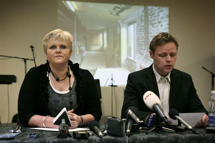 Mens lysbilleder af Ungdomshuset kørte på væggen bag dem, fortalte Faderhusets leder Ruth Evensen og hendes entreprenør Mikael Djarling om deres planer for huset og grunden. 