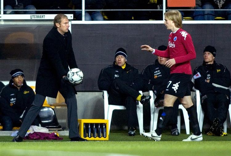 Elfsborgs træner Magus Haglund kaster bolden til FCK's Oscar Wendt, da Elfsborg søndag tabte 1-2 til FCK i kvartfinalen i Royal League. Efter kampen kom den svenske træner med nogle skarpe udtalelser mod sin kollega, Ståle Solbakken. 