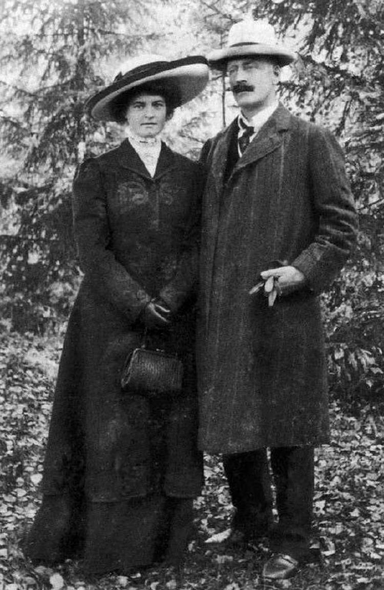 Bryllup.  25. juni gifter Marie og Knut Hamsun sig hos byfogeden i Kristiania. Hun er 27, han er 49. I biografien Sværmer og erobrer giver forfatteren ikke, som mange ellers har gjort, Marie skylden for Knuts nazisympatier.  Foto fra bogen 