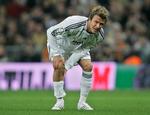 David Beckham tager sig til sit skadede højre knæ under kampen mod Getafe. 