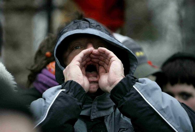 Unge afholder larmedemonstration ved Vestre Fængsel i København. 