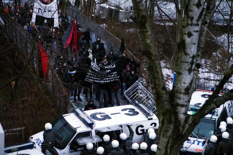 Politiet bremser demonstranter tæt på den danske ambassade i Olso. 