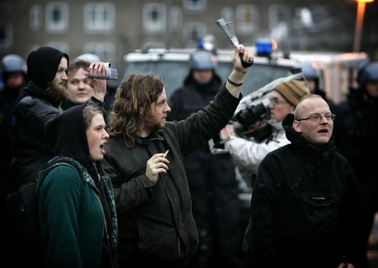 De varetægtsfængslede ved Vestre Fængsel fik i dag opmuntrende tilråb fra demonstranter. 
