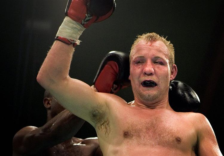 Thomas Damgaard, der her fejrer sejren over Bruno Sakabunda fra Zambia i 2005 i Slagelse, får comeback 24. marts. 