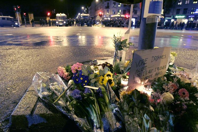 Politiet holder vagt ved Ungdomshuse. En gruppe demonstranter  larmer og har lagt blomster ved Runddelen. 