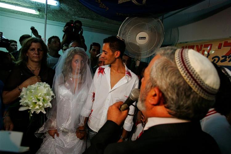 En rabbiner vier under krigen et israelsk par i det beskyttelsesrum, parret boede i. 
