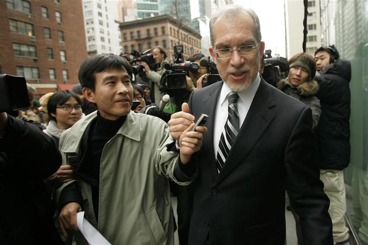 Evans J.R. Revere (th), formand for Koreaforeningen taler efter et møde med Kim Kye Gwan, Nordkoreas viceudenrigsminister og topatomforhandler(ikke i billedet) i New York. 