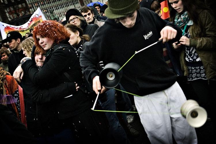 Gøgl og fest præger den fredelige demonstration for Ungdomshuset ved Nørreport Station i København. 