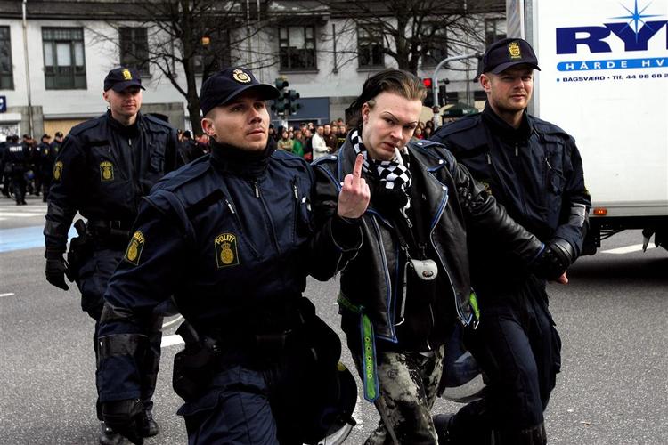 Pårørende til anholdte efter rydningen af Ungdomshuset ønsker hjælp fra Amnesty. 