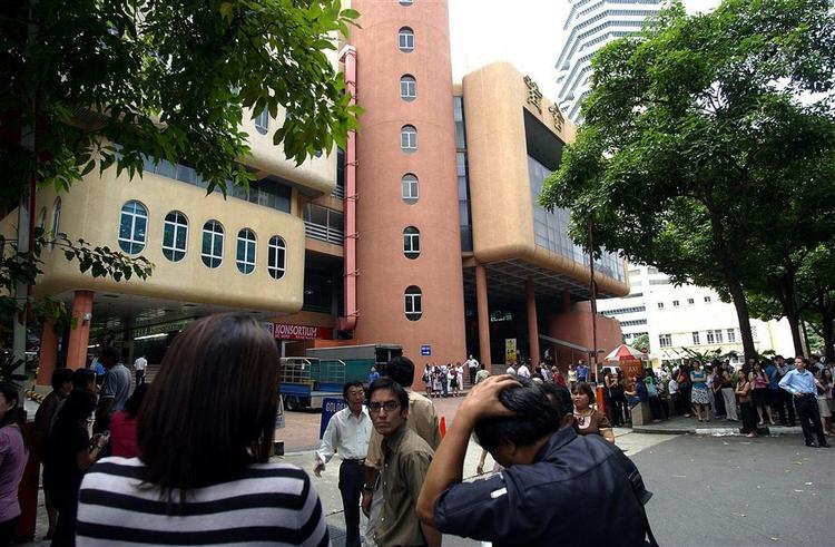 Jordskælvet på Sumatra kunne mærkes i Singapore. Her evakueres et indkøbscenter. 