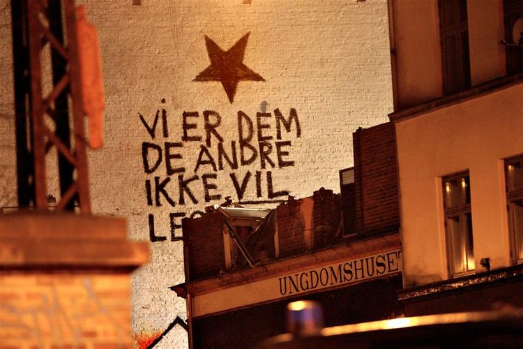 Fredelige aktivister fulgte i dag nedrivningen af resterne af Ungdomshuset. 