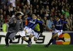 Inters Julio Cruz(anden fra højre) forsøger at sparke Valencia-reserven David Navarro(t.v.) ned, efter at Valencia-spilleren havde slået en Inter-spiller. 