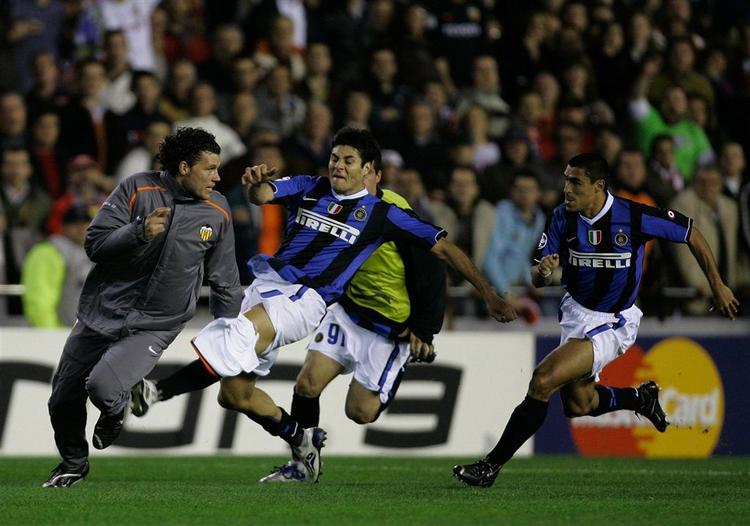 Inters Julio Cruz(anden fra højre) forsøger at sparke Valencia-reserven David Navarro(t.v.) ned, efter at Valencia-spilleren havde slået en Inter-spiller. 