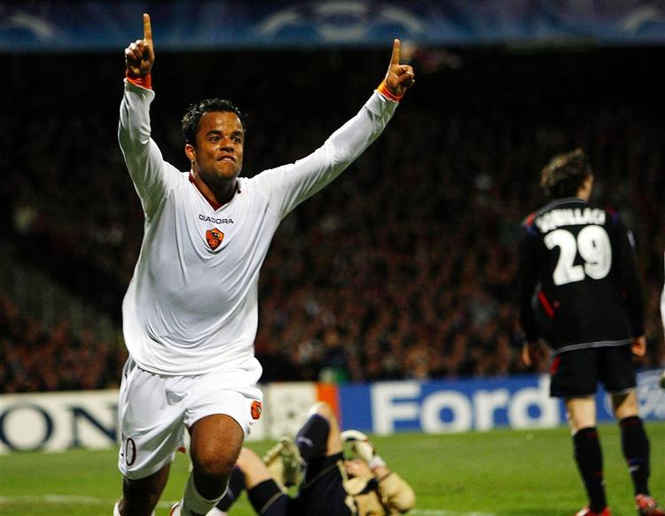 AS Romas Mancini jubler over sin scoring mod Lyon. 