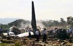 Redningsfolk undersøger vraget af det Garuda-fly, der brød i brand i Yogyakarta i Indonesien. 