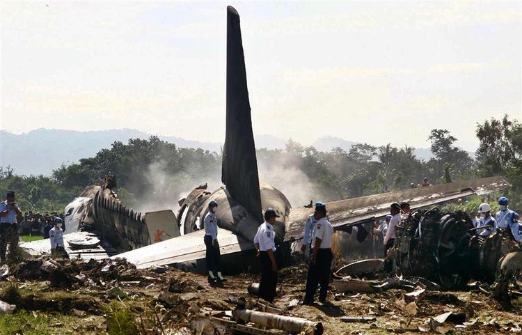 Redningsfolk undersøger vraget af det Garuda-fly, der brød i brand i Yogyakarta i Indonesien. 