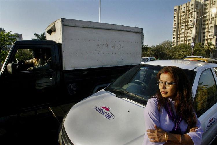I morgen på kvindernes internationale kampdag vil kvindetaxier ramme Mumbais gader. Her står grundlæggeren Revathi Roy foran en af selskabets taxier. 