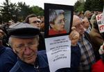 En mand bærer på et foto i protest mod mordet på Anna Politkovskaja til en demonstration i Moskva i oktober. 