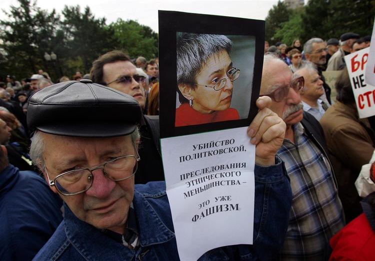 En mand bærer på et foto i protest mod mordet på Anna Politkovskaja til en demonstration i Moskva i oktober. 