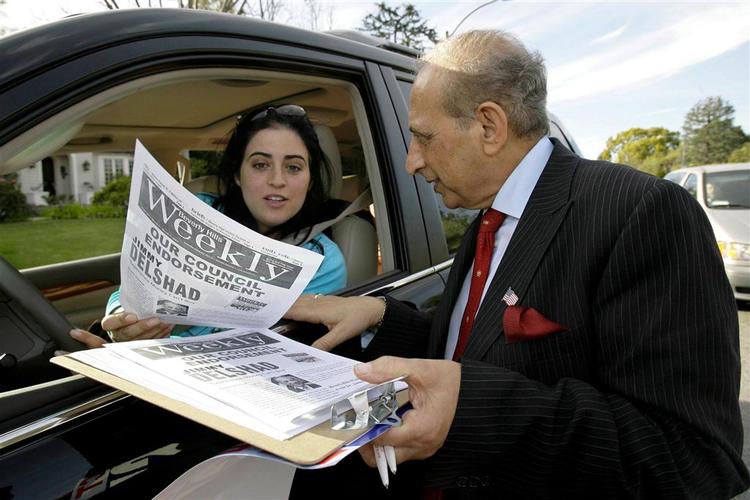 Iransk-amerikankeJimmy Delshad er tæt på at vinde posten som borgmester i Beverly Hills. 
