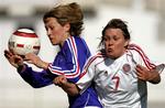Cathrine Paaske  i nærkamp med Frankrigs Ludivine Diguelman (tv). 