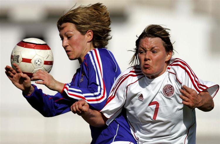 Cathrine Paaske  i nærkamp med Frankrigs Ludivine Diguelman (tv). 