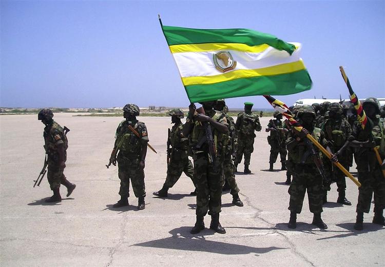 De første Uganda-styrker ankom i går til Somalia, bærende et flag fra Den Afrikanske Union. 