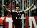 11 sekunder inde i kampen gør Roy Makaay det til 1-0 for Bayern München, efter et boldtab af Real Madrids Roberto Carlos. 
