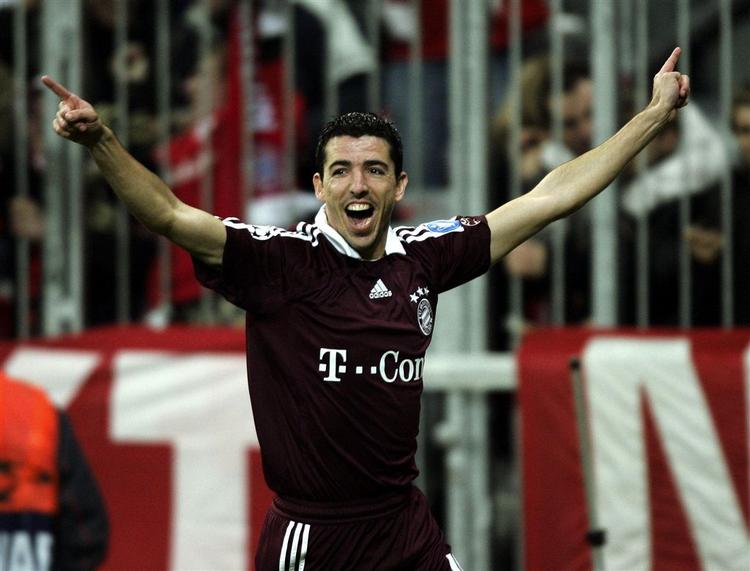 11 sekunder inde i kampen gør Roy Makaay det til 1-0 for Bayern München, efter et boldtab af Real Madrids Roberto Carlos. 