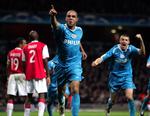 PSV Eindhovens forsvarsspiller Alex(midt i billedet) jubler over sit udlignende mål til 1-1 mod Arsenal. 