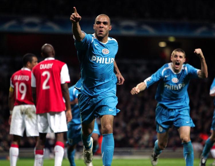 PSV Eindhovens forsvarsspiller Alex(midt i billedet) jubler over sit udlignende mål til 1-1 mod Arsenal. 