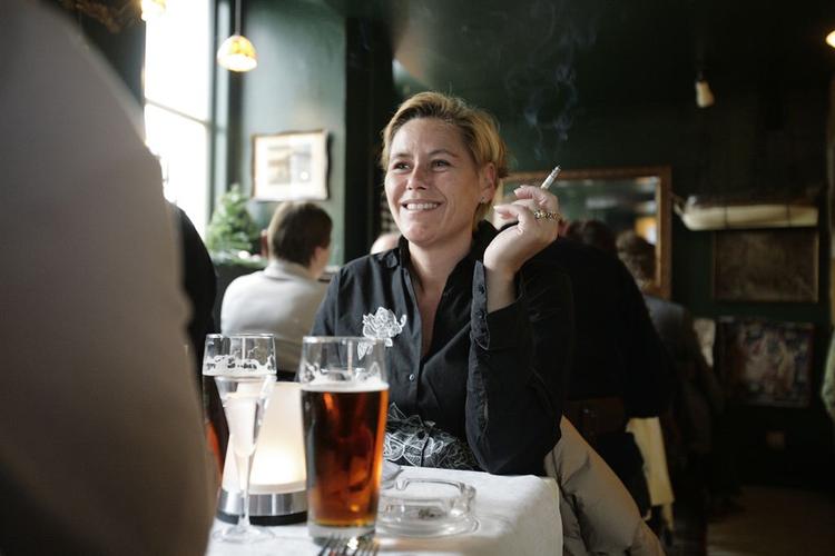 Det er ikke nok at ryge væk fra børnene, mener sundhedsfolk. Forældre bør bære en 'ryge-jakke', når de ryger udendørs. 