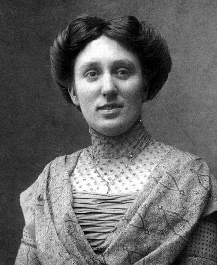 Spild. I bogen Min bedstemors historie leverer chefredaktør Anne Knudsen fra Weekendavisen det stærkeste bidrag, som er historien om den vrede mormor, der aldrig, konstruktivt, fik brugt sine mange talenter, evner og store begavelse. Foto fra bogen 