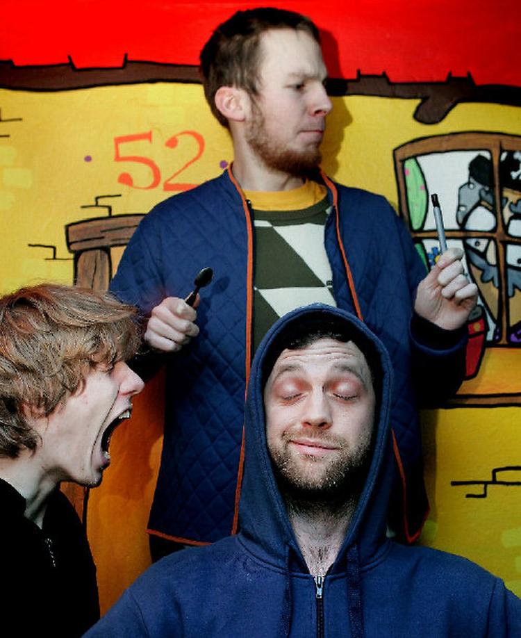 Den boblende reggaescene i Århus rykker til København i aften, hvor først Bli Glad og siden hen på natten Analogik giver koncert på Rust. Sådan en aften kan man godt blive glad i låget af. Foto: Rasmus Baaner 