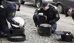 Politiet undersøger musikernes instrumenter på gaden i Nørrebro. Fotoet er taget af Martin Brandt/Monsun 