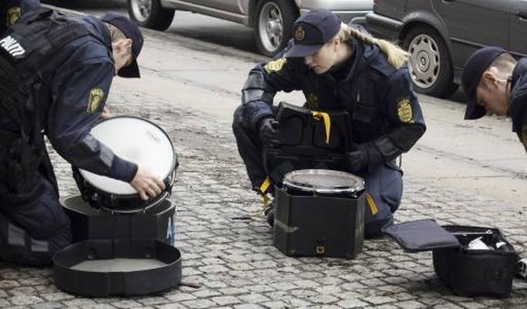 Politiet undersøger musikernes instrumenter på gaden i Nørrebro. Fotoet er taget af Martin Brandt/Monsun 