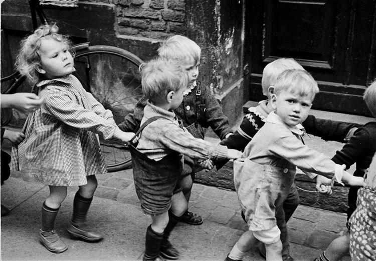 Politiken-fotografen Erik Petersens billeder fra besættelsen. Her en gruppe uidentificerede børn. 