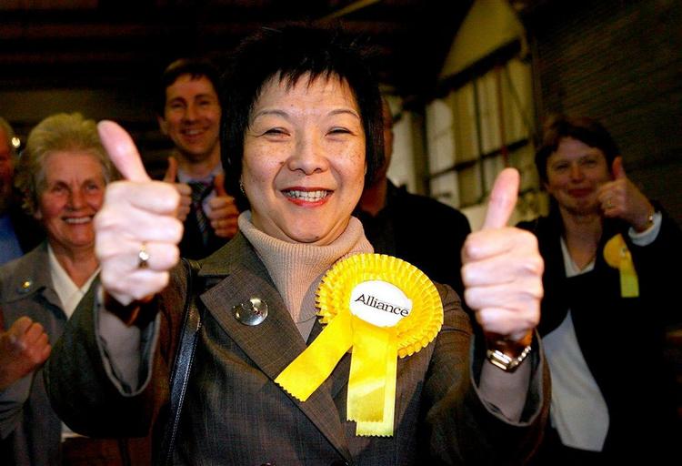 Anna Lo jubler efter at være blevet den første fra en etnisk minoritet i Nordirland, der kommer i parlamentet. 