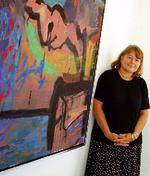 Patricia Asbæk på sit galleri ved siden af billede af kunstneren Jens Birkemose. 
