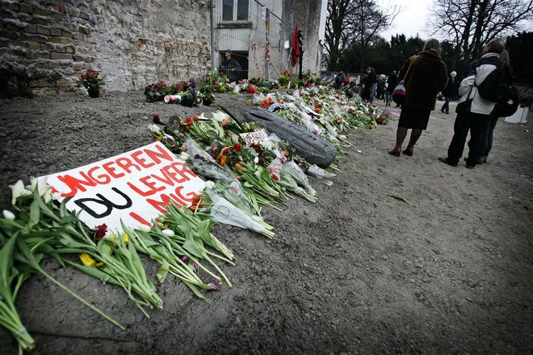 Grunden, hvor Ungdomshuset lå, er nu fuldstændig planeret, og der er lagt grus ud. Politiafspærringerne er væk, og politiet er forsvundet. 