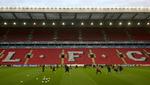 Liverpools aktionærer har sagt til til, at to amerikanske rigmænd kan overtage klubben. Dermed er vejen banet for et nyt stadion i stedet for legendariske Anfield Road. 