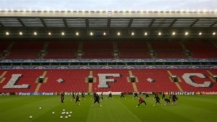 Liverpools aktionærer har sagt til til, at to amerikanske rigmænd kan overtage klubben. Dermed er vejen banet for et nyt stadion i stedet for legendariske Anfield Road. 