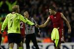 Liverpools Steven Gerrard siger tak for kampen til Barcelonas Eidur Gudjohnson efter kampen, som sendte englænderne i kvartfinalen i Champions League. 