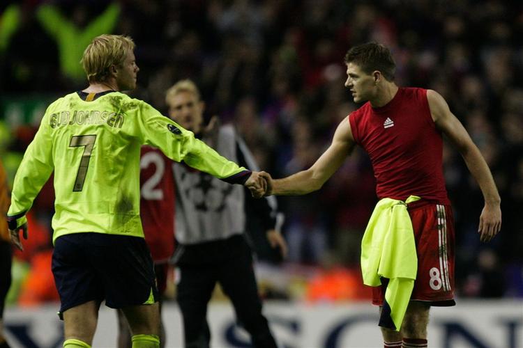 Liverpools Steven Gerrard siger tak for kampen til Barcelonas Eidur Gudjohnson efter kampen, som sendte englænderne i kvartfinalen i Champions League. 